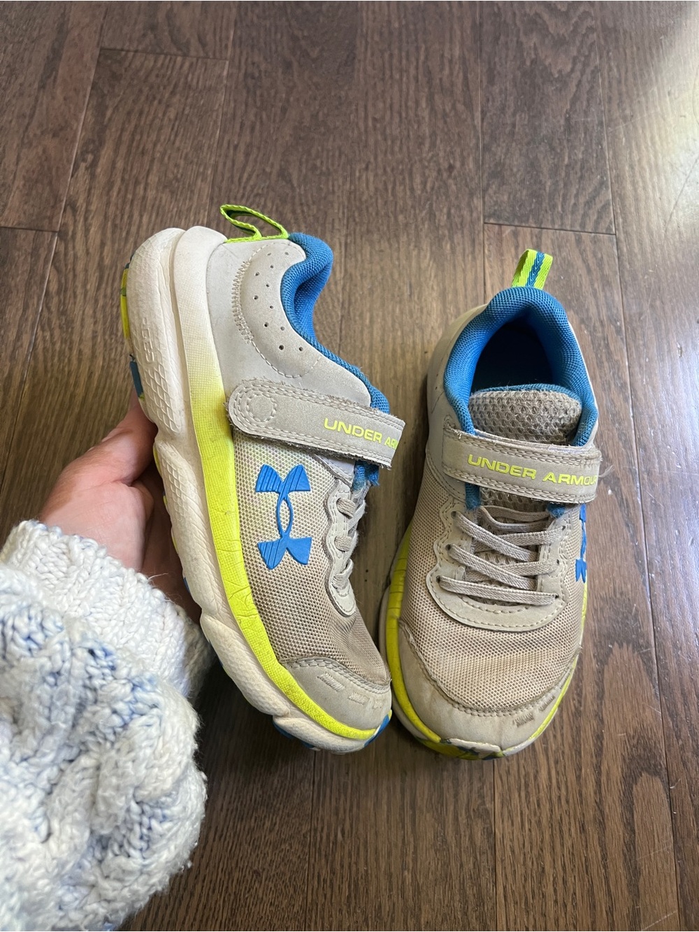 Under Armour Kids Beige Sneakers with Blue Logo and Neon Yellow Trim size 1